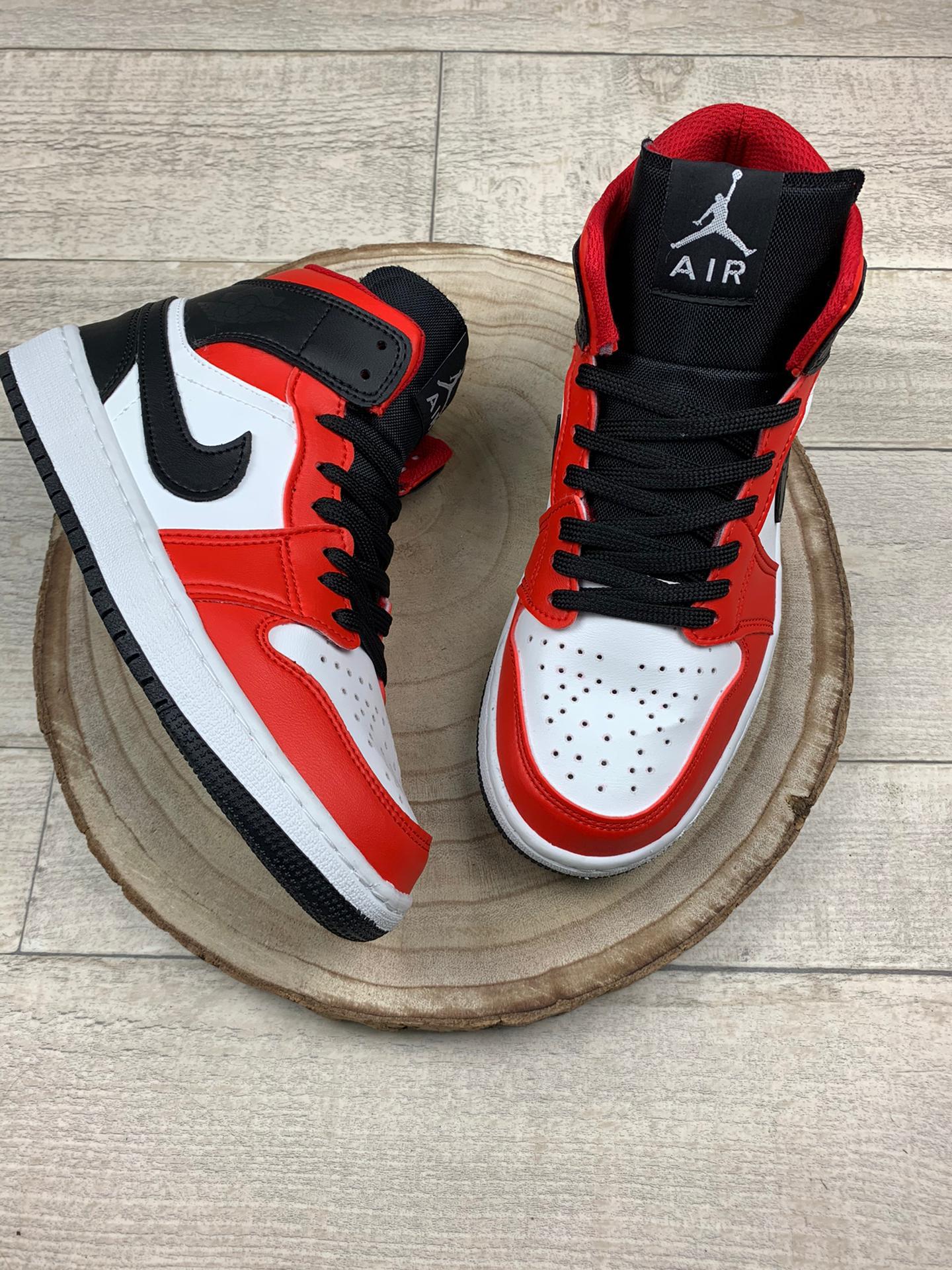 Nike Air Jordan 1 Mid "Chicago Toe" - Postu Tienda