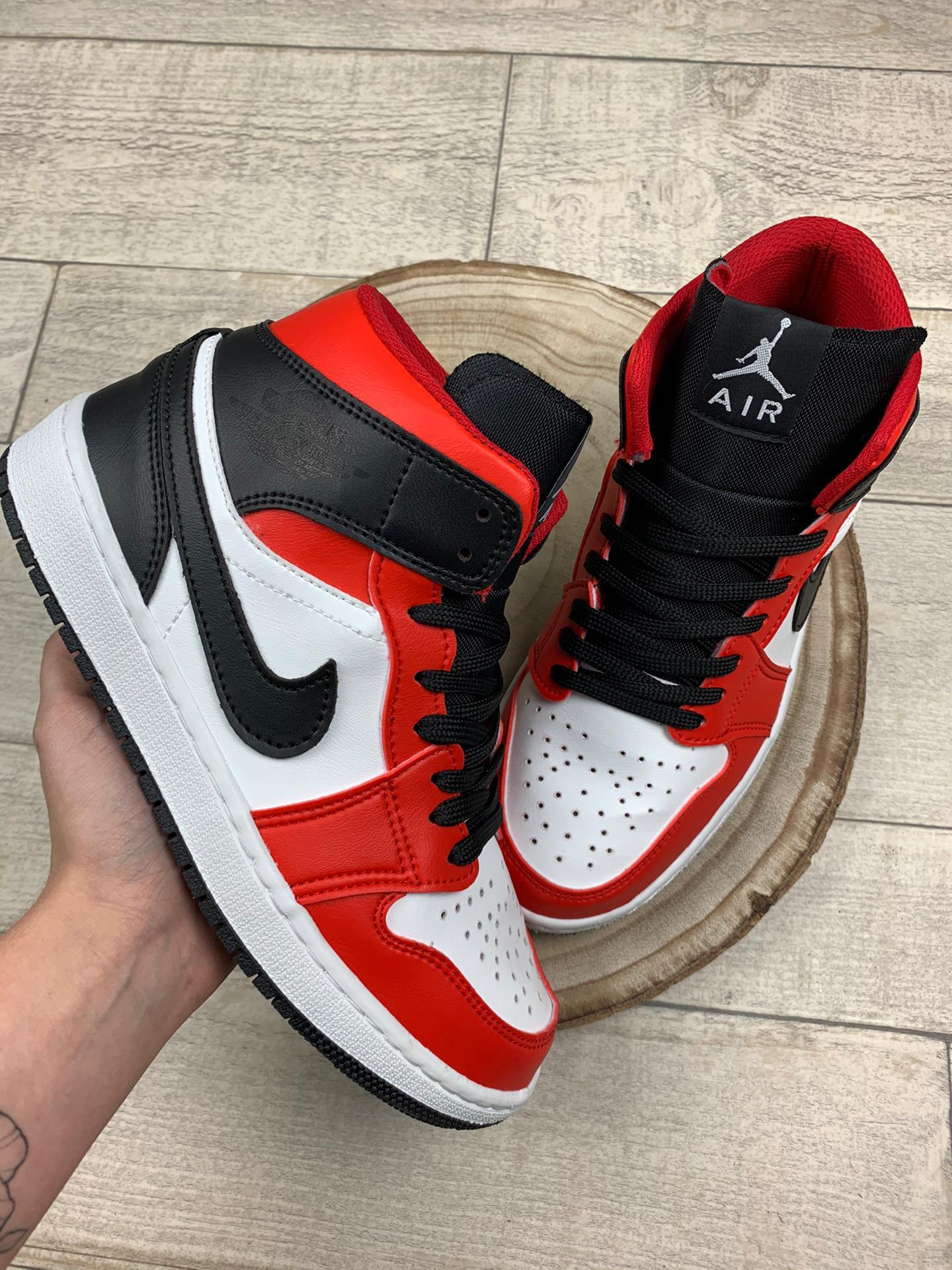 Nike Air Jordan 1 Mid "Chicago Toe" - Postu Tienda